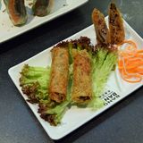 Die vietnamesischen Frühlingsrollen Cha Nem sind mit einer Mischung aus Schweinefleisch, Pilzen und Shrimps gefüllt. Es gibt aber auch eine vegetarische Variante.