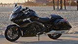 Die "K 1600 B" von BMW ist ein Traum für jede Motorradreise. Der Straßenkreuzer bietet 160 PS und zwei fest verbaute tropfenförmige Koffer für komfortables Cruisen so weit die Urlaubstage reichen.