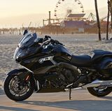 Die "K 1600 B" von BMW ist ein Traum für jede Motorradreise. Der Straßenkreuzer bietet 160 PS und zwei fest verbaute tropfenförmige Koffer für komfortables Cruisen so weit die Urlaubstage reichen.