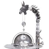 Monstergrill "Hydra 900" von Antonio Basile. Mit einer Höhe von 2,5 Metern und einem Gewicht von 250 Kilogramm ist dieser reine Edelstahlgrill nicht gerade zum Mitnehmen in den Park geeignet. In geöffnetem Zustand lässt er sich als klassischer Holzkohlegrill nutzen. Schließt man die Haube, verwandelt er sich in einen Smoker, in dem das Fleisch indirekt gegart wird.