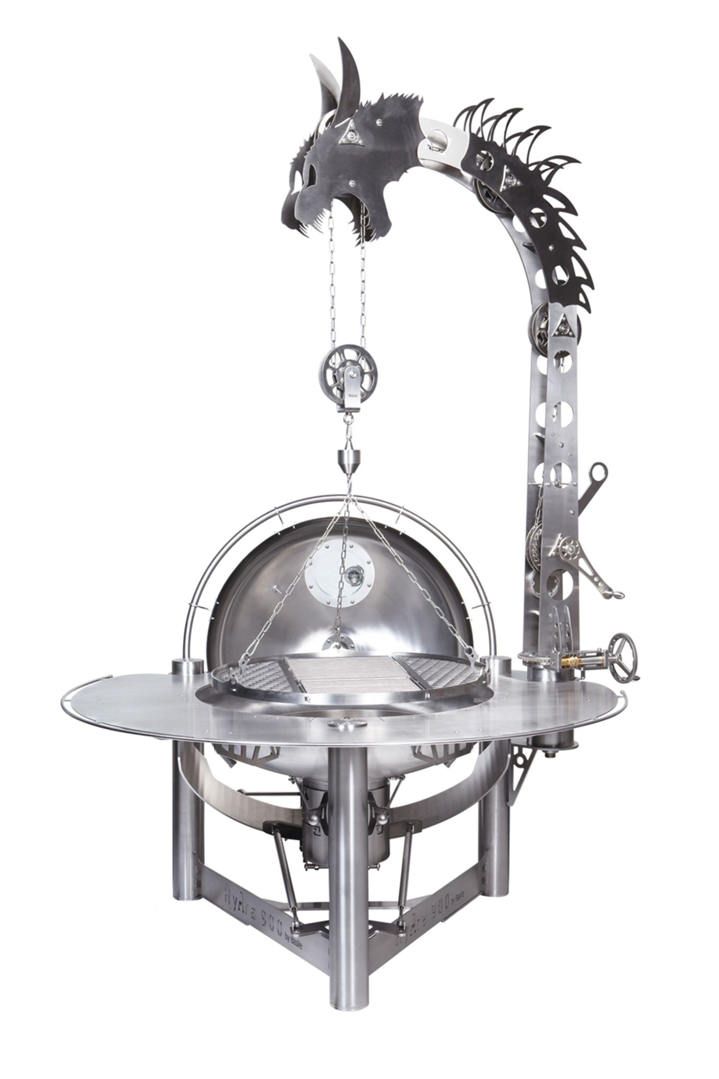 Monstergrill "Hydra 900" von Antonio Basile. Mit einer Höhe von 2,5 Metern und einem Gewicht von 250 Kilogramm ist dieser reine Edelstahlgrill nicht gerade zum Mitnehmen in den Park geeignet. In geöffnetem Zustand lässt er sich als klassischer Holzkohlegrill nutzen. Schließt man die Haube, verwandelt er sich in einen Smoker, in dem das Fleisch indirekt gegart wird.