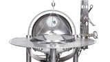 Monstergrill "Hydra 900" von Antonio Basile. Mit einer Höhe von 2,5 Metern und einem Gewicht von 250 Kilogramm ist dieser reine Edelstahlgrill nicht gerade zum Mitnehmen in den Park geeignet. In geöffnetem Zustand lässt er sich als klassischer Holzkohlegrill nutzen. Schließt man die Haube, verwandelt er sich in einen Smoker, in dem das Fleisch indirekt gegart wird.