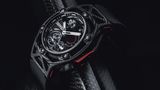 Schweizer Uhrwerke im italienischen Design bietet die "Techframe Ferrari" von Hublot. Der Motor der Uhr, also das Uhrwerk, besteht aus 253 Einzelteilen. Und ein Gaspedal gibt's auch: Mit dem Ferrari-roten Drücker an der Seite wird der Chronograph gestartet, gestoppt und zurückgesetzt.