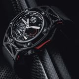 Schweizer Uhrwerke im italienischen Design bietet die "Techframe Ferrari" von Hublot. Der Motor der Uhr, also das Uhrwerk, besteht aus 253 Einzelteilen. Und ein Gaspedal gibt's auch: Mit dem Ferrari-roten Drücker an der Seite wird der Chronograph gestartet, gestoppt und zurückgesetzt.