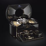 Zur Ausstattung des Zigarrenbefeuchters "Emperador" von Imperali Genève gehören 24 in Blattgold gerollte Zigarren, ein Zigarrenschneider, ein Tischfeuerzeug und ein Aschenbecher. Der Preis liegt fast im siebenstelligen Bereich.