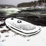 "Wakejet Cruise" von Radinn ist ein Elektro-Surfbrett oder genauer gesagt ein Wakeboard mit Elektromotor. Bis zu 46 km/h schafft das Brett, Gas gegeben wird mit einer Fernsteuerung in der Hand, gelenkt durch Gewichtsverlagerung des Körpers.