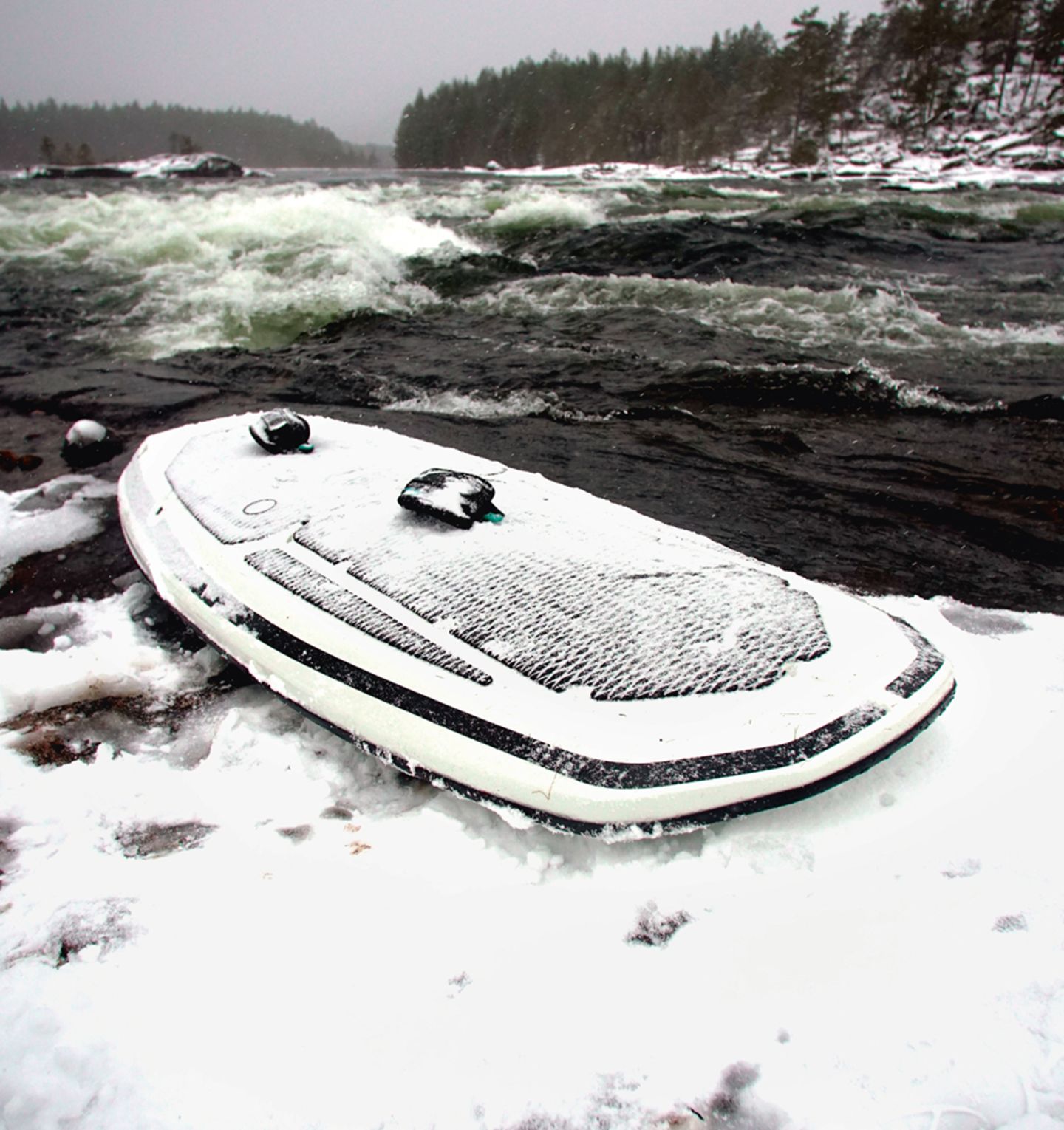 "Wakejet Cruise" von Radinn ist ein Elektro-Surfbrett oder genauer gesagt ein Wakeboard mit Elektromotor. Bis zu 46 km/h schafft das Brett, Gas gegeben wird mit einer Fernsteuerung in der Hand, gelenkt durch Gewichtsverlagerung des Körpers.