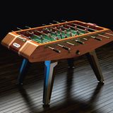 Ein Junggesellentraum: Die Luxus-Kickertische der Berliner Marke Freiwerck. 110 Kilogramm schwer, aus Massivholz, die Griffe mit Leder bezogen. Je nach Vereinspräferenz werden die Tische und Spieler von Hand bemalt.