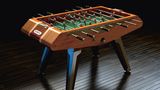 Ein Junggesellentraum: Die Luxus-Kickertische der Berliner Marke Freiwerck. 110 Kilogramm schwer, aus Massivholz, die Griffe mit Leder bezogen. Je nach Vereinspräferenz werden die Tische und Spieler von Hand bemalt.