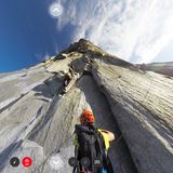 Aufwärts in der Morgensonne: Risse und Verschneidungen helfen beim Vorwärtskommen. In der "Boot Flake" genannten Passage müssen die Kletterer einen Pendelschwung unternehmen. Dieser "King Wing" ist rechts im Wandbild rot markiert.