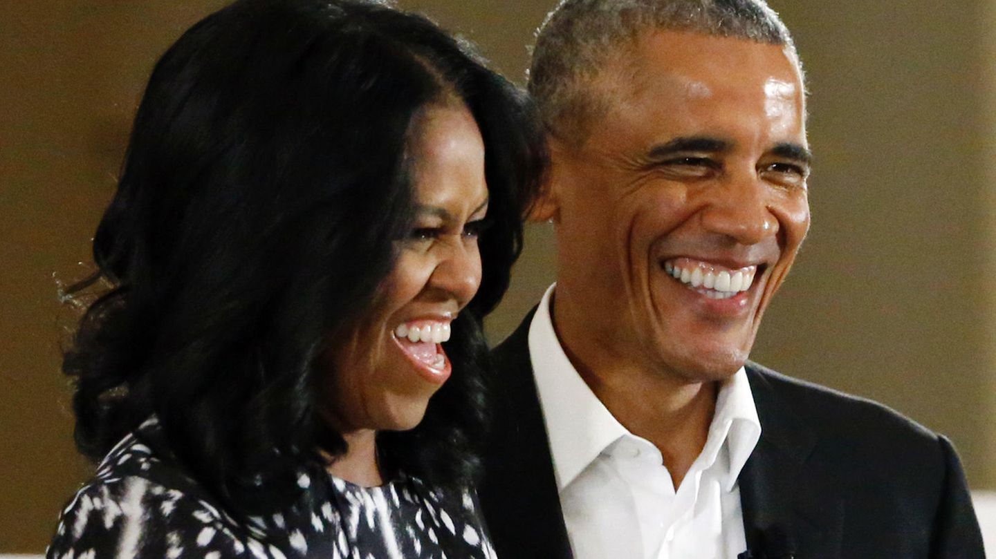 Liebende Partner seit 28 Jahren: Michelle und Barack Obama bei einem Termin in Chicago im Mai