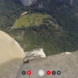 Blick in die Tiefe am "Glowering Spot", einer kleinen Plattform am Ende der 22. Seillänge. Der Name kommt von der Erstbesteigern. Einer der Kletterer wurde hier von einem herabfallenden Haken am Kopf getroffen und blickte daher finster drein (in English "to glower").