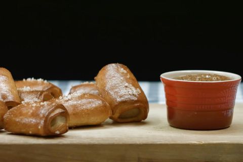 Bayern daheim: Der perfekte Snack: Weißwurst im Brezelmantel