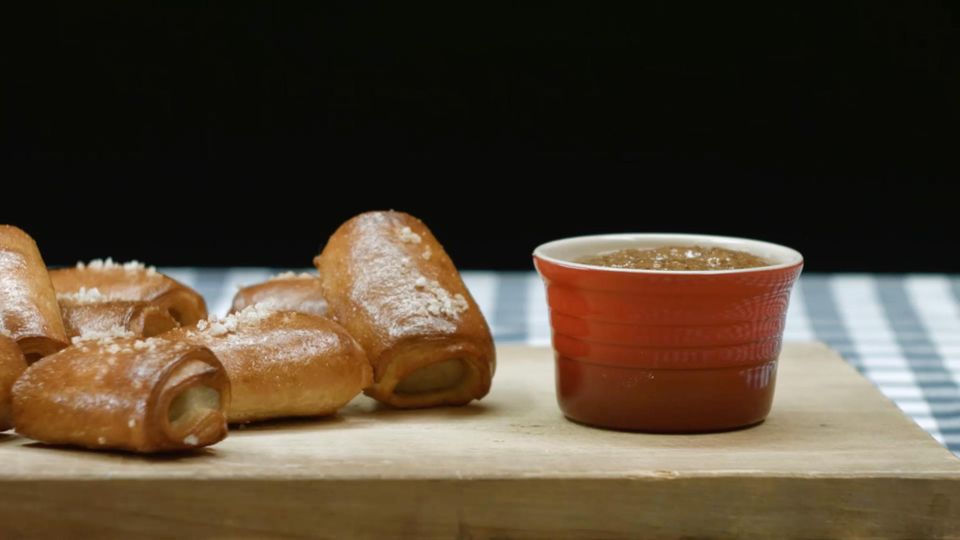 Bayern daheim: Der perfekte Snack: Weißwurst im Brezelmantel