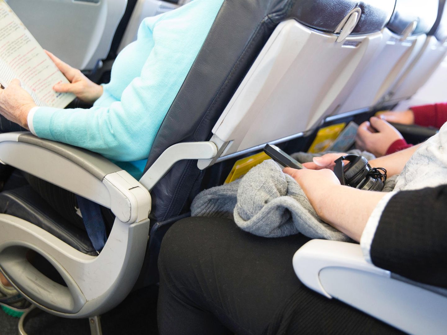 Armlehne im Flugzeug: Dieser geheime Knopf verschafft mehr Platz