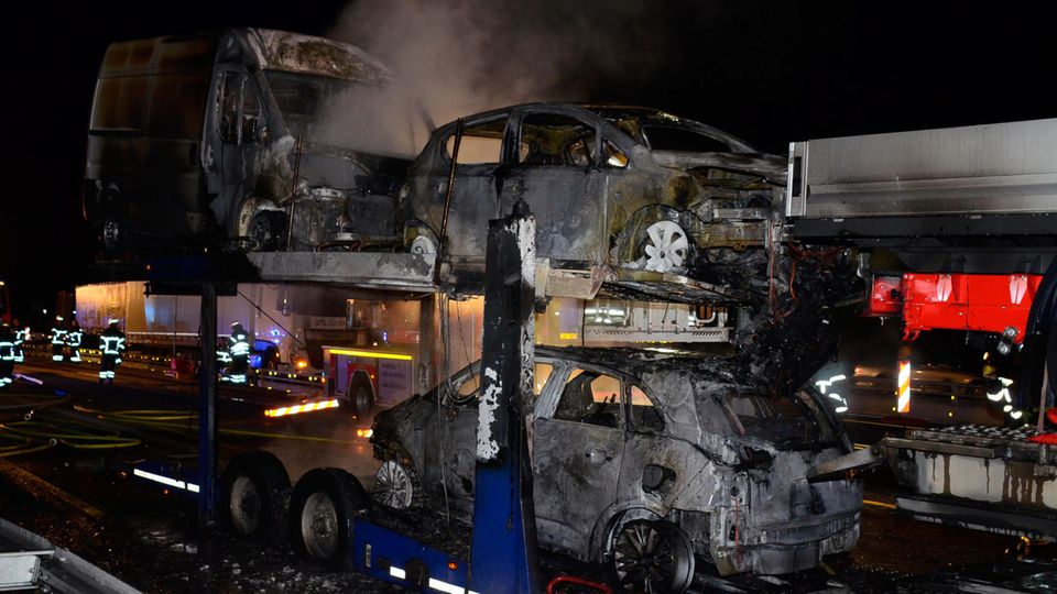 Nachrichten Deutschland - Autotransporter brennt