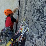 Am Rücken baumelt das große Sortiment von unterschiedlichen großen Klemmkeilen, um das Sicherungsseil in Rissen zu verankern. Das Bild macht deutlich, wie der Riss im Grund der beiden zulaufenden Wände - Verschneidung genannt - sich als Griff für beide Hände eignet.