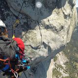 Viel Luft unter den Sohlen: "Bolt Ladder" werden die letzten beiden Seillängen genannt. Im November 1958 brauchte der Erstbegeher Warren Harding allein 14 Stunden ohne Pause, um von Hand die 28 Bohrhaken zu setzen, mit denen dieser glatte Felsabschnitt bis zum Gipfel überwunden wurde