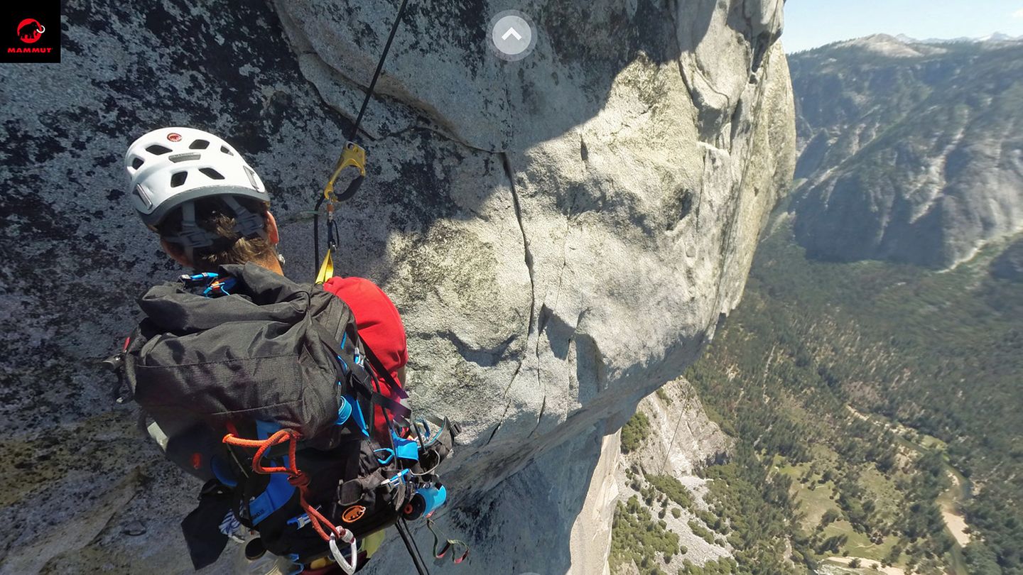 Im Yosemite National Park in Kalifornien: Viel Luft unter den Sohlen: "Bolt Ladder" werden die letzten beiden Seillängen genannt. Im November 1958 brauchte der Erstbegeher Warren Harding allein 14 Stunden ohne Pause, um von Hand die 28 Bohrhaken zu setzen, mit denen dieser glatte Felsabschnitt bis zum Gipfel überwunden wurde Viel Luft unter den Sohlen: "Bolt Ladder" werden die letzten beiden Seillängen genannt. Im November 1958 brauchte der Erstbegeher Warren Harding allein 14 Stunden ohne Pause, um von Hand die 28 Bohrhaken zu setzen, mit denen dieser glatte Felsabschnitt bis zum Gipfel überwunden wurde