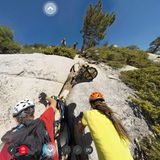 Der Gipfel rückt in Sichtweite: Nach 2,5 Tagen Kletterei und 28 Seillängen erreicht die Dreierseilschaft die Ausstiegsrisse. Als oberste Sicherung dient weder Haken noch Klemmkeil, sondern ein Baum.