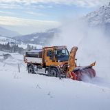 Unimog Schneepflug im Winter