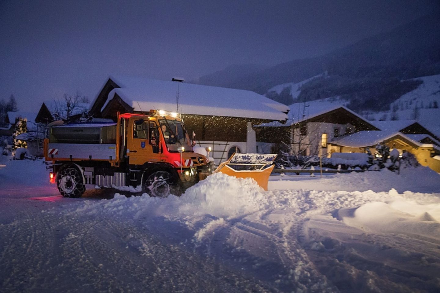 Unimog Schneepflug im Winter