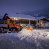 Unimog Schneepflug im Winter