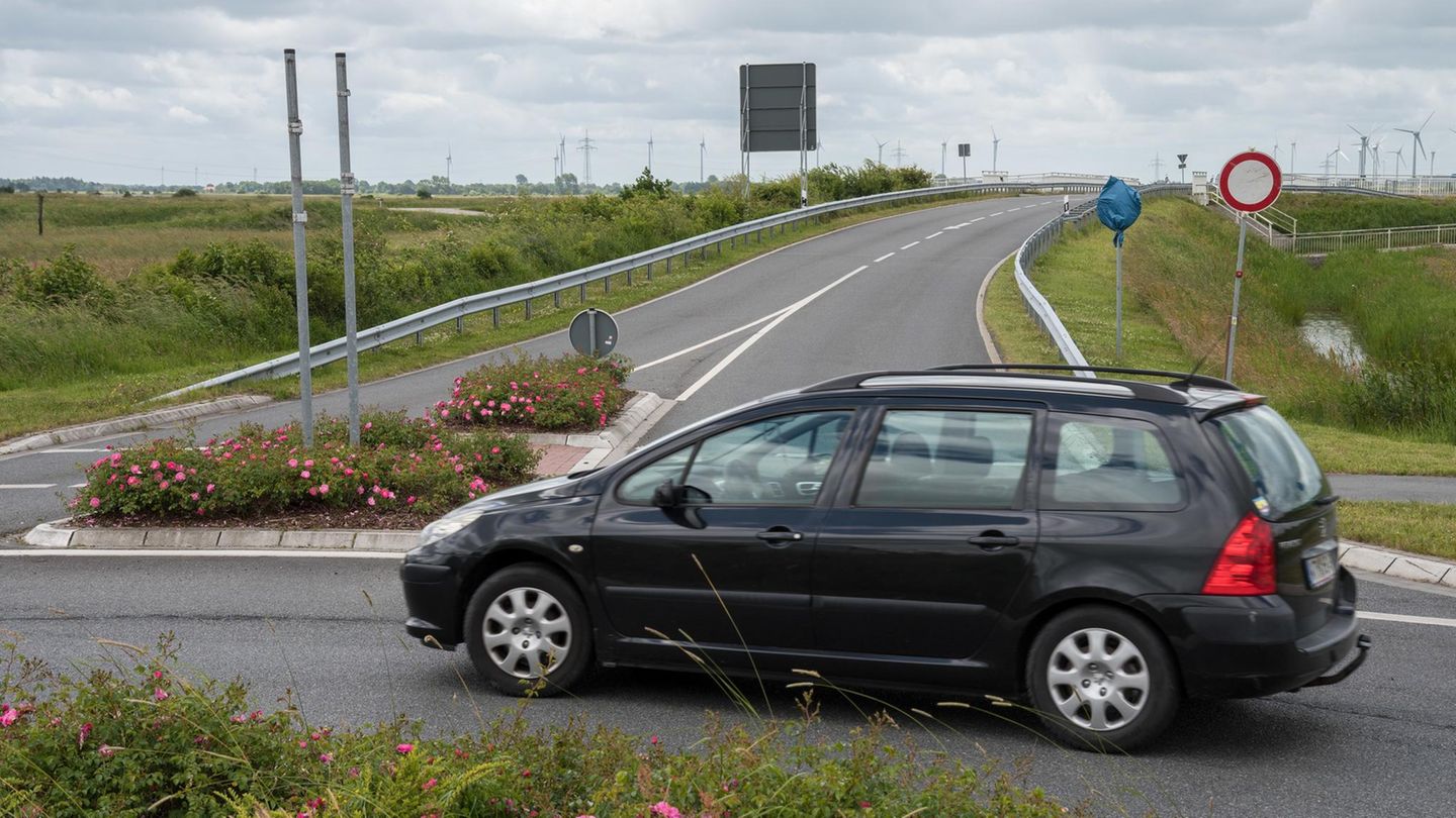 Der Ort Bensersiel in Ostfriesland hat eine Umgehungsstraße bauen lassen. Die Kosten für die rund 2,1 Kilometer lange Strecke: 8,4 Millionen Euro. Doch die Straße führt durch ein Vogelschutzgebiet und bekam gar keine Genehmigung. Der Abriss droht. "Für die politischen Tricksereien und juristischen Winkelzüge werden am Ende die Steuerzahler bluten – entweder mit Millionensummen für einen „Deal“ mit dem Eigentümer oder im schlimmsten Fall für den Rückbau der Straße", so der Bund der Steuerzahler. "Ein Ostfriesenwitz der ganz schlechten Sorte!"