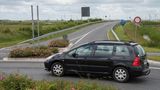 Der Ort Bensersiel in Ostfriesland hat eine Umgehungsstraße bauen lassen. Die Kosten für die rund 2,1 Kilometer lange Strecke: 8,4 Millionen Euro. Doch die Straße führt durch ein Vogelschutzgebiet und bekam gar keine Genehmigung. Der Abriss droht. "Für die politischen Tricksereien und juristischen Winkelzüge werden am Ende die Steuerzahler bluten – entweder mit Millionensummen für einen „Deal“ mit dem Eigentümer oder im schlimmsten Fall für den Rückbau der Straße", so der Bund der Steuerzahler. "Ein Ostfriesenwitz der ganz schlechten Sorte!"
