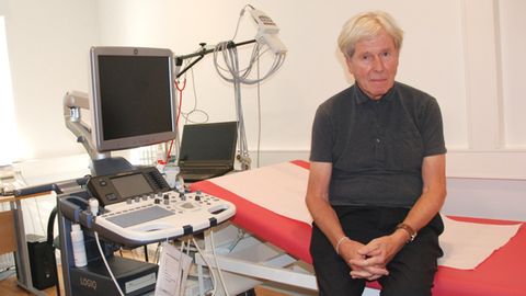 Herr Professor Doktor Peter Ostendorf in einem Behandlungszimmer der Praxis ohne Grenzen