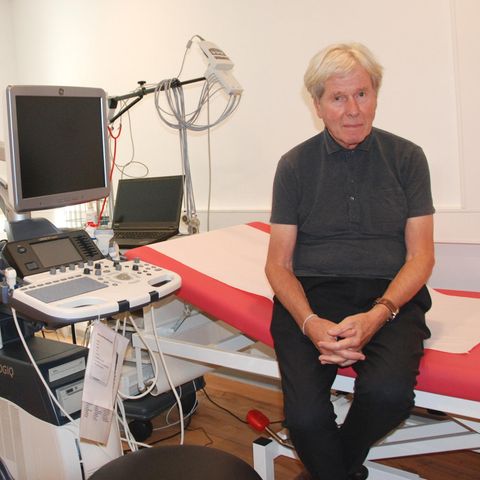 Herr Professor Doktor Peter Ostendorf in einem Behandlungszimmer der Praxis ohne Grenzen