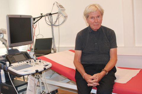 Herr Professor Doktor Peter Ostendorf in einem Behandlungszimmer der Praxis ohne Grenzen