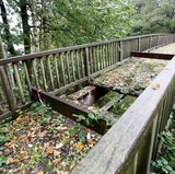 Zuerst sollte diese olle Brücke durch einen Neubau ersetzt werden - dabei benutzt das klapprige Brückchen niemand mehr. Die Bürger protestierten - mit Erfolg. Jetzt will die Politik das Ding sanieren. Die Kosten wurden 2013 mit rund 37.000 Euro veranschlagt worden. Inzwischen dürfte sich das Vorhaben deutlich verteuert haben. "Politiker, die gegen den Bürgerwillen höchst überflüssige Projekte durchsetzen wollen, sollten sich daran erinnern, dass sie Volksvertreter sind und keine Sonnenkönige", so der Bund der Steuerzahler.