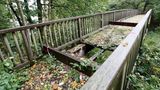 Zuerst sollte diese olle Brücke durch einen Neubau ersetzt werden - dabei benutzt das klapprige Brückchen niemand mehr. Die Bürger protestierten - mit Erfolg. Jetzt will die Politik das Ding sanieren. Die Kosten wurden 2013 mit rund 37.000 Euro veranschlagt worden. Inzwischen dürfte sich das Vorhaben deutlich verteuert haben. "Politiker, die gegen den Bürgerwillen höchst überflüssige Projekte durchsetzen wollen, sollten sich daran erinnern, dass sie Volksvertreter sind und keine Sonnenkönige", so der Bund der Steuerzahler.