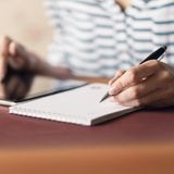 Listen, Listen, Listen  Ob Einkaufs- oder To-Do-Liste: Wer heute noch auf Papier abhakt, verpasst eines der besten Smartphone-Features. Mit Wunderlist, Apples Erinnerungen oder Todoist lassen sich die anstehenden Aufgaben so gut organisieren wie nie. Besonders praktisch sind die digitalen Erweiterungen wie geteilte Listen, automatische Erinnerungen an anstehende Aufgaben oder das Anhängen der benötigten Dokumente.