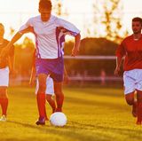 Spielen statt organisieren  Sich zum Mannschaftssport zu organisieren ist selbst in Zeiten von Whatsapp-Gruppen gerne mal nervig. Clevere Tools wie Spieler+, DeinTeam oder iTeamSport übernehmen die zeitraubenden Absprachen ganz automatisch. Einfach den Spiel- oder Trainingstermin und den passenden Ort anlegen. Schon kann jeder für sich markieren, ob er kommen kann - oder man Ersatz organisieren muss.