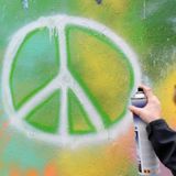 Jeder kennt dieses Symbol: International steht es für Frieden. Aber was bedeutet es eigentlich genau? Die Antwort auf diese Frage und die Bedeutung von weiteren zu Ikonen gewordenen Symbolen siehst du in der Bilderstrecke.  