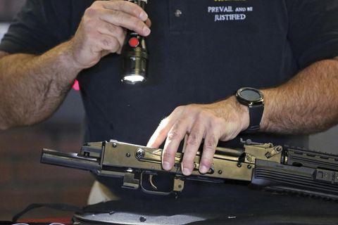 Ein Mann demonstriert die Funktionsweise einer "Bump Stock"