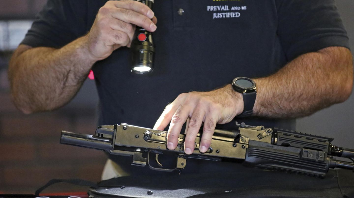 Ein Mann demonstriert die Funktionsweise einer "Bump Stock"