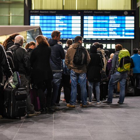 Sturm "Xavier": Bahn-Reisende müssen auch am Freitag mit vielen Zugausfällen rechnen