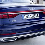 Das Heck mit einer auffälligen Chromspange und den Auspuffblenden