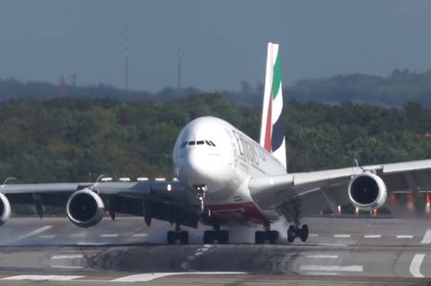 Spektakuläres Manöver: Tief "Xavier": A380 legt bei Sturm dramatische Landung hin