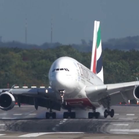 Spektakuläres Manöver: Tief "Xavier": A380 legt bei Sturm dramatische Landung hin