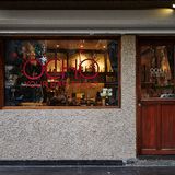 Platz 10: Speak Low, Shanghai  Im "Speak Low" hat die Cocktail-Szene Shanghais ihren Sitz: So leicht zu finden ist sie aber nicht. Erst ein zur Seite geschobenes Bücherregal gibt den Weg frei zu einer der aufregendsten Bars der Welt.  Mehr Infos finden Sie auf der Website.