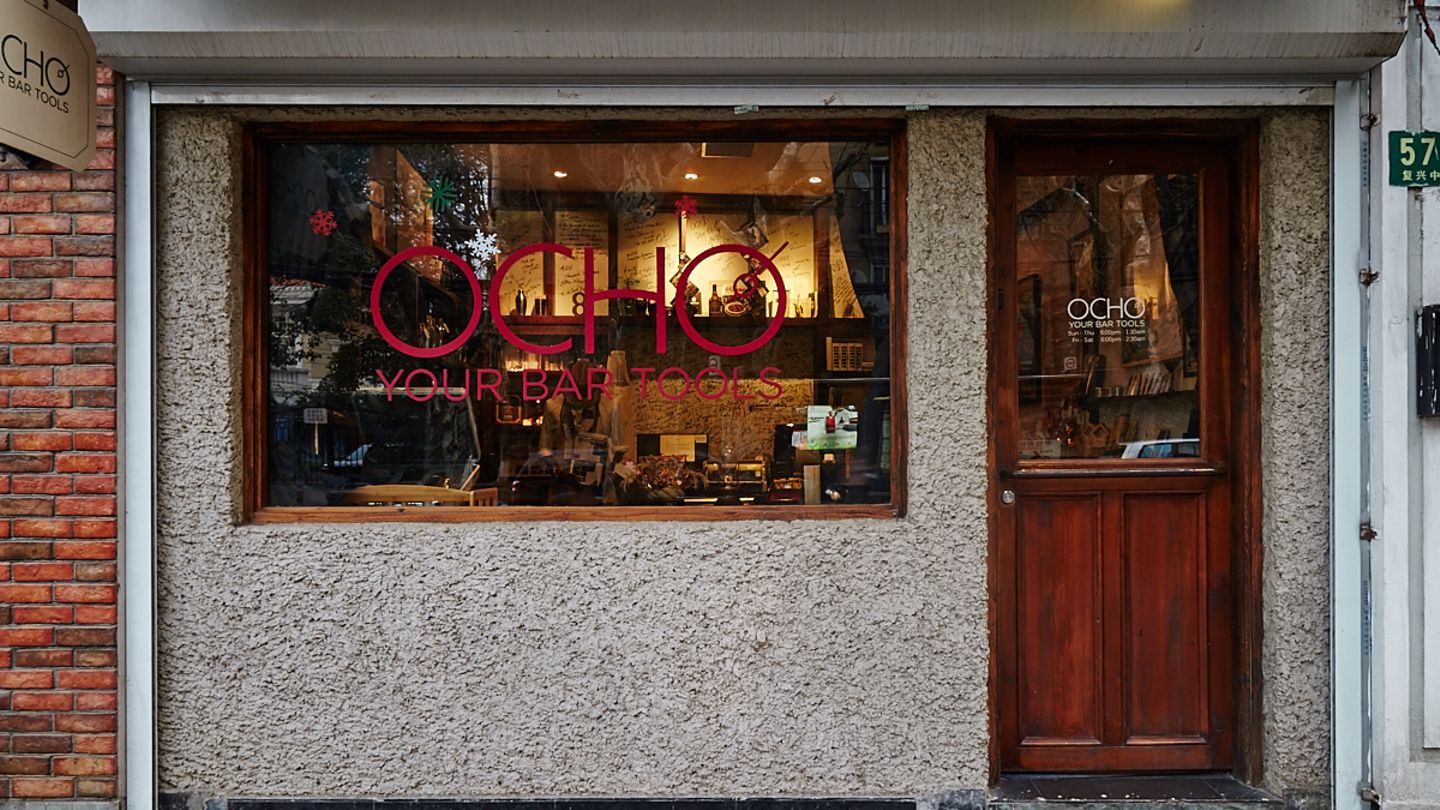 Platz 10: Speak Low, Shanghai  Im "Speak Low" hat die Cocktail-Szene Shanghais ihren Sitz: So leicht zu finden ist sie aber nicht. Erst ein zur Seite geschobenes Bücherregal gibt den Weg frei zu einer der aufregendsten Bars der Welt.  Mehr Infos finden Sie auf der Website.