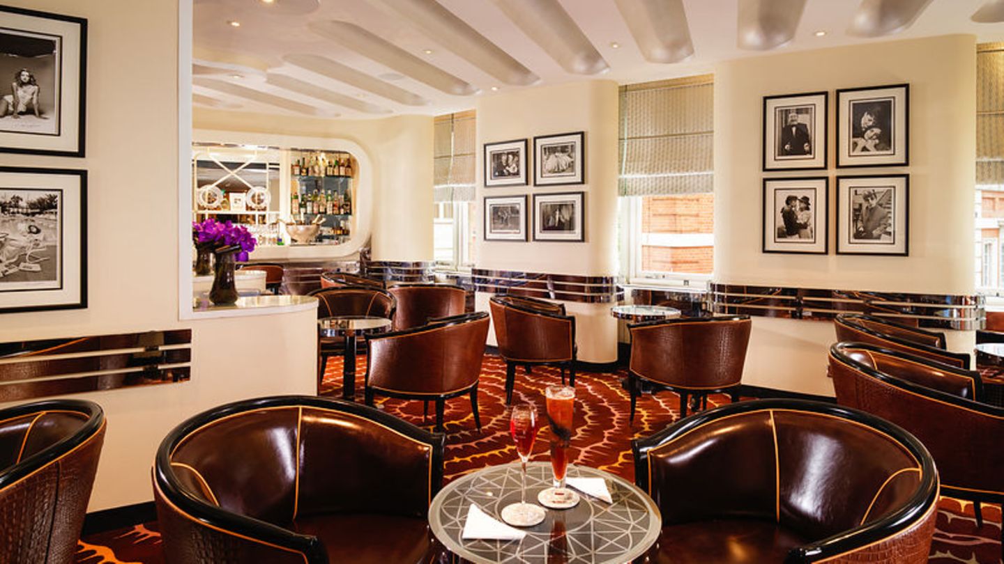 The World's 50 Best Bars 2017: Platz 1: American Bar, London Die American Bar im Savoy Hotel in London ist eine der wichtigsten Etablissements für Cocktails und wurde - zum ersten Mal - als die "The World's Best Bar" gekürt. Mehr Infos finden Sie auf der Website. Platz 1: American Bar, London Die American Bar im Savoy Hotel in London ist eine der wichtigsten Etablissements für Cocktails und wurde - zum ersten Mal - als die "The World's Best Bar" gekürt. Mehr Infos finden Sie auf der Website.