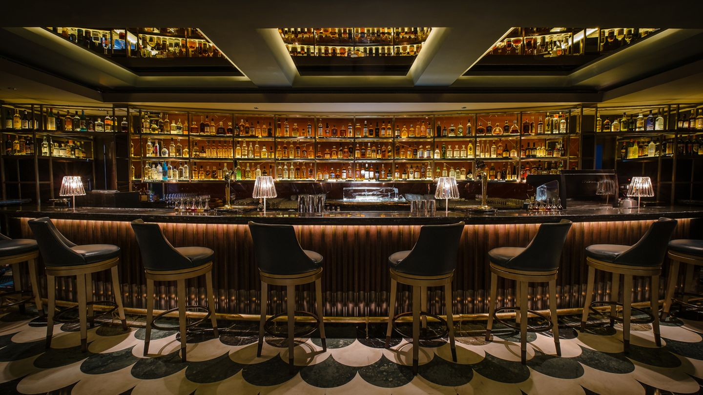 The World's 50 Best Bars 2017: Platz 7: Manhattan, Singapur Die "Manhattan"-Bar in Singapur wurde bereits zur besten asiatischen Bar gekürt, kein Wunder also, dass sie auch auf der Weltbestenliste vertreten ist. Die Cocktails sind episch. Mehr Infos finden Sie auf der Website. Platz 7: Manhattan, Singapur Die "Manhattan"-Bar in Singapur wurde bereits zur besten asiatischen Bar gekürt, kein Wunder also, dass sie auch auf der Weltbestenliste vertreten ist. Die Cocktails sind episch. Mehr Infos finden Sie auf der Website.