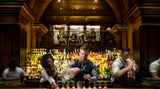 Platz 3: The NoMad, New York  Sie ist zwar eine Hotelbar, trotzdem hat das NoMad einen eigenen Eingang. Seit 2014 werden hier Drinks ausgeschenkt, in kürzester Zeit wurde sie zu den großartigsten Bars der Stadt.  Mehr Infos finden Sie auf der Website.