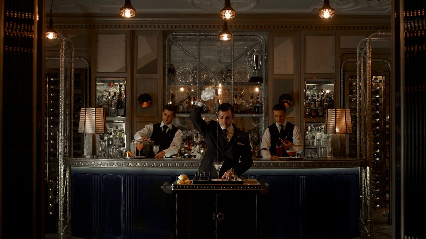 The World's 50 Best Bars 2017: Platz 4: Connaught Bar, London In London tummeln sich die besten Bars der Welt. Die Connaught Bar ist ein Klassiker für hervorragende Cocktails. Mehr Infos finden Sie auf der Website. Platz 4: Connaught Bar, London In London tummeln sich die besten Bars der Welt. Die Connaught Bar ist ein Klassiker für hervorragende Cocktails. Mehr Infos finden Sie auf der Website.