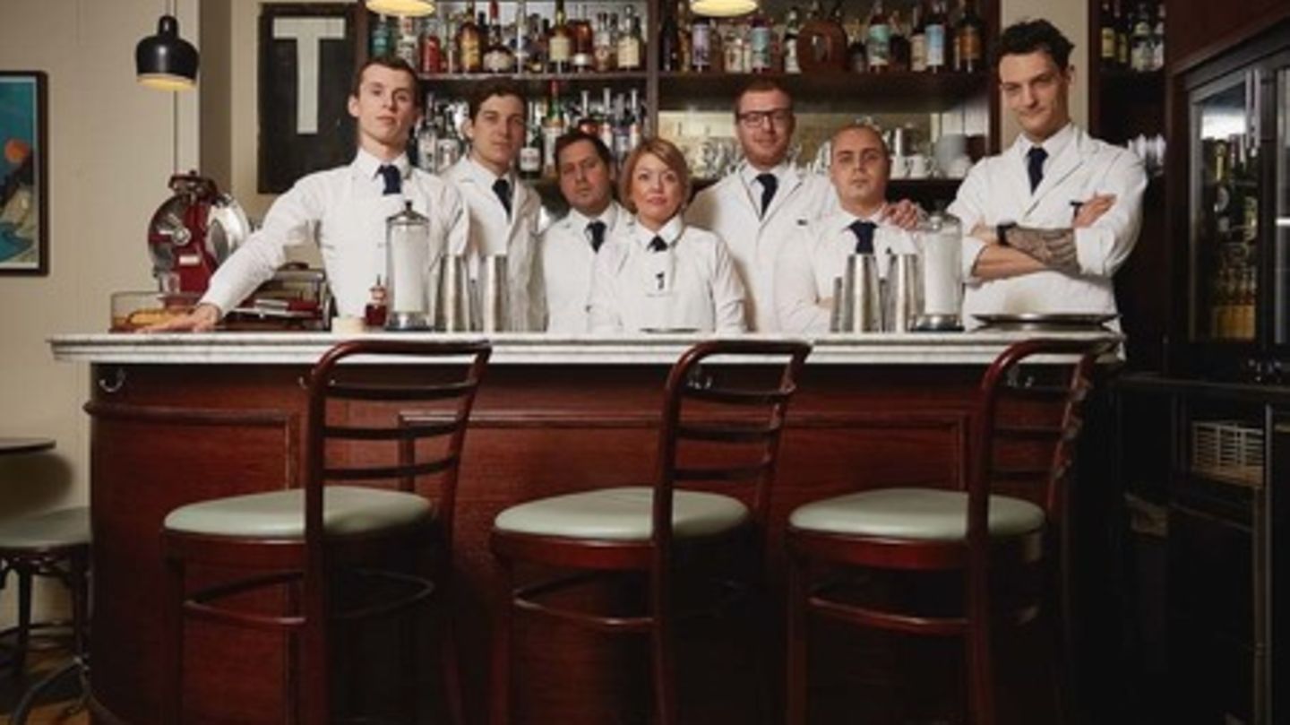The World's 50 Best Bars 2017: Platz 9: Bar Termini, London Inspiriert ist diese Londoner Bar vom Hauptbahnhof "Termini" in Rom. Hier gibt's nicht nur köstliche Drinks, sondern auch hervorragenden Kaffee. Mehr Infos finden Sie auf der Website. Platz 9: Bar Termini, London Inspiriert ist diese Londoner Bar vom Hauptbahnhof "Termini" in Rom. Hier gibt's nicht nur köstliche Drinks, sondern auch hervorragenden Kaffee. Mehr Infos finden Sie auf der Website.